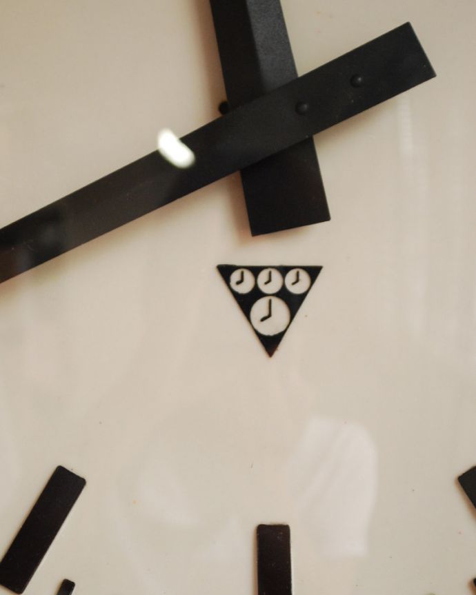アンティーク その他の雑貨　アンティーク雑貨　パラゴトロン社のインダストリアルなアンティーク壁掛け時計（ブラック）。パラゴトロン社のマークも残っています。(x-739-z)