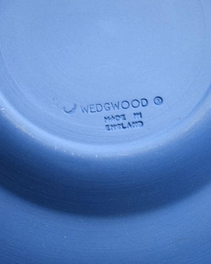 ジャスパーウェア　アンティーク雑貨　1952-1977　ウェッジウッドピンディッシュ、シルバージュビリーのアンティークプレート（Wedgwood）。裏面にはロゴが刻まれています。(x-740-z)