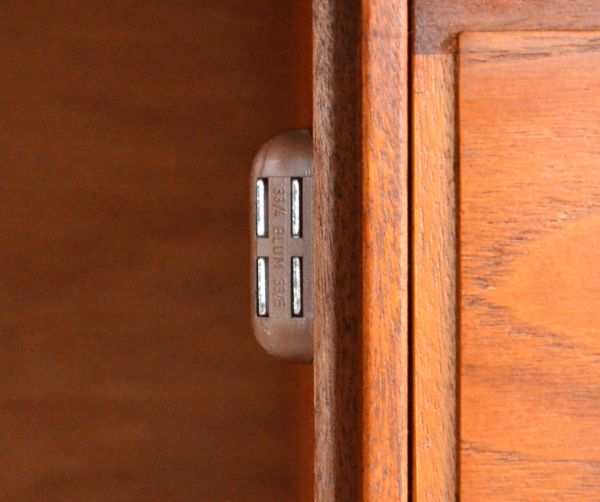 アンティークのキャビネット　アンティーク家具　北欧テイストの丸い取っ手が可愛いビンテージ家具、シンプルなサイドボード。扉にはマグネットが付いているので、開け閉めがスムーズです。(x-743-f)