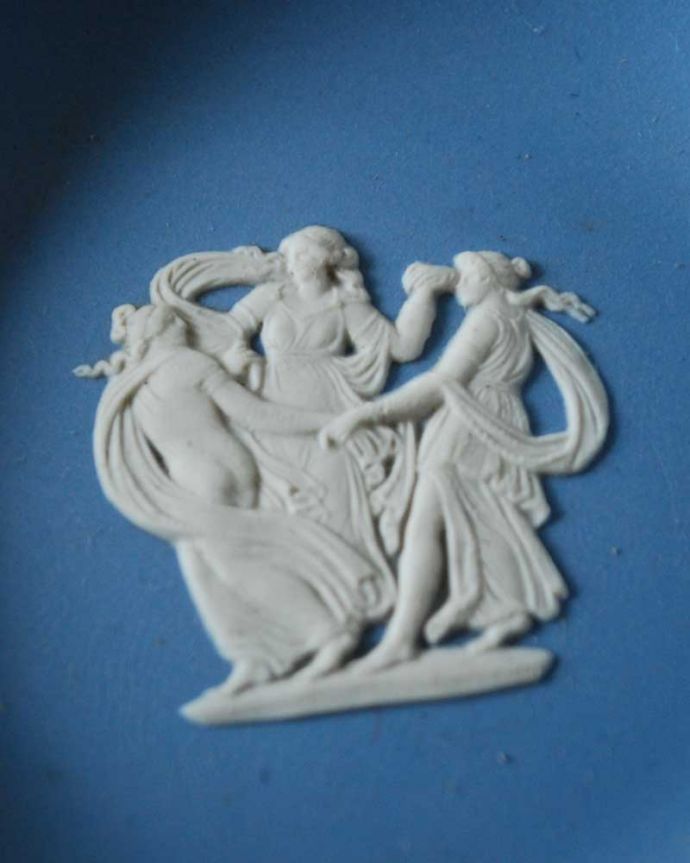 アンティーク 陶磁器の雑貨　アンティーク雑貨　純白のギリシャ神話が美しいピンディッシュ、アンティークウェッジウッド（ブルー）。ギリシャ神話などをモチーフにした図柄の模様が特徴です。(x-747-z)