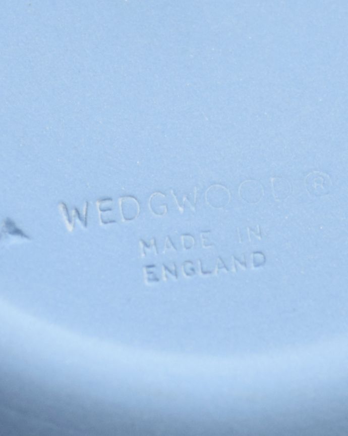 ジャスパーウェア　アンティーク雑貨　華やかな純白のレリーフが美しいピンディッシュ、アンティークウェッジウッド（ブルー）。裏にメーカーの刻印があります。(x-748-z)