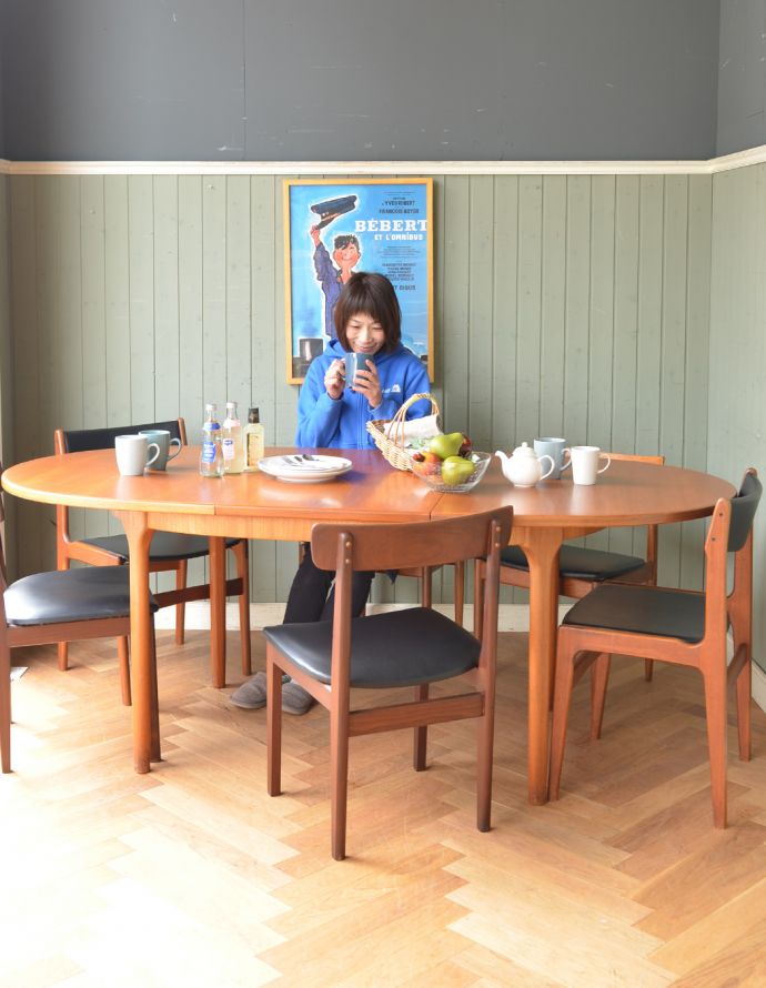 ロイドテーブル　アンティーク家具　マッキントッシュ社のヴィンテージダイニングテーブル。広げるとこ〜んなに広くなります！急な来客があっても、このテーブルがあれば安心。(x-749-f)