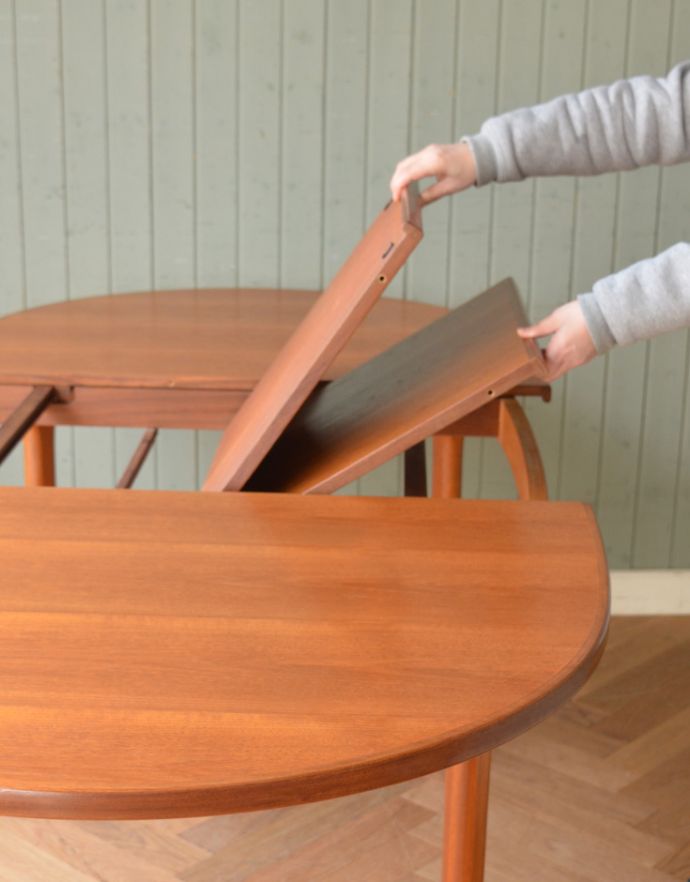 ロイドテーブル　アンティーク家具　マッキントッシュ社のヴィンテージダイニングテーブル。広げるのは簡単です。(x-749-f)