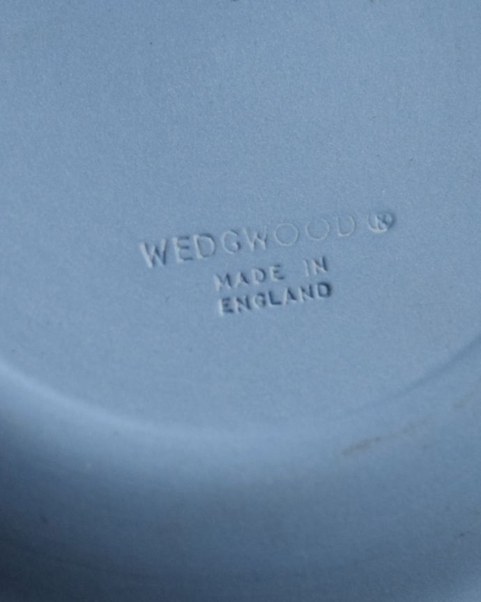 アンティーク 陶磁器の雑貨　アンティーク雑貨　ギリシャ神話モチーフのアンティークジャスパーウェアのアシュトレイ、灰皿（ブルー）。裏側には品質の証ひっくり返して見ると、ウェッジウッドのマークを見つけることが出来ます。(x-752-z)