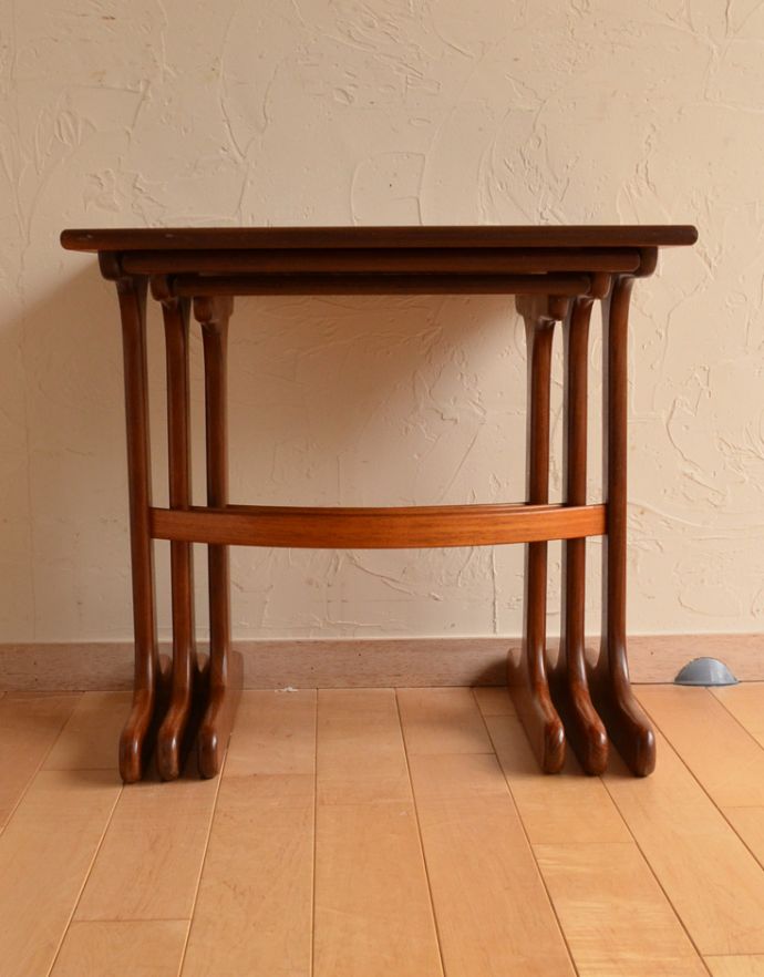 G-PLAN(Gプラン)　アンティーク家具　カッコイイ北欧のヴィンテージ家具、G-planのネストテーブル。繊細な形が美しい脚。(x-753-f)