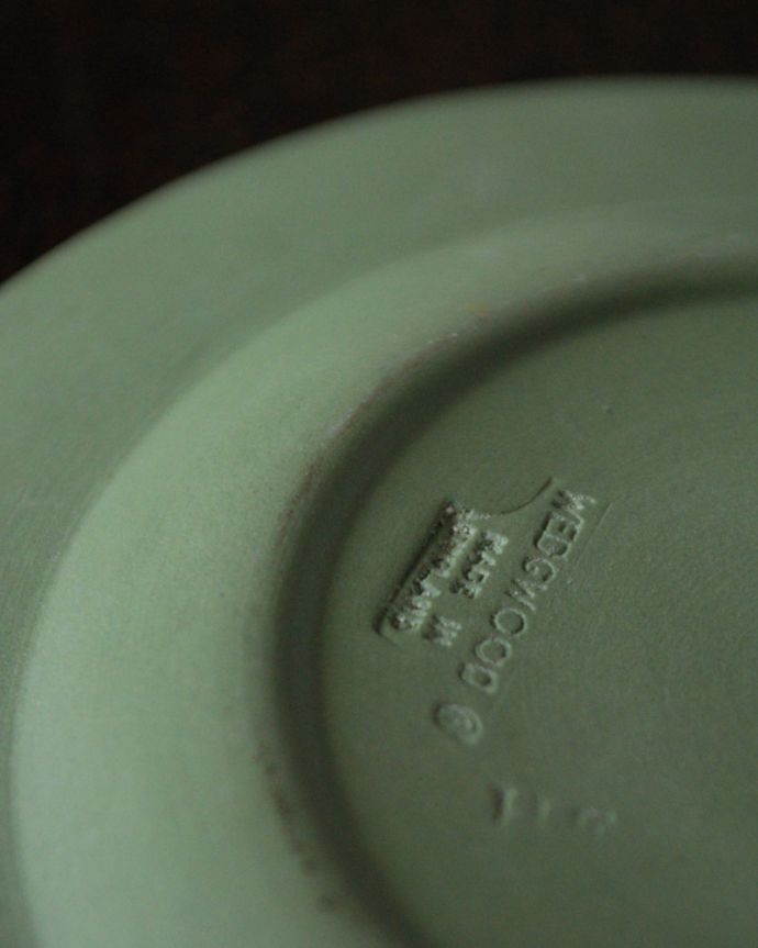 ジャスパーウェア　アンティーク雑貨　グリーンがキレイなアンティークジャスパーウェアのアシュトレイ、灰皿（ギリシャ神話）。裏面にはロゴが刻まれています。(x-753-z)
