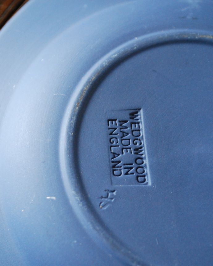 ジャスパーウェア　アンティーク雑貨　深いブルーが美しいアンティークジャスパーウェア、ウェッジウッドトレイ。裏にメーカーの刻印があります。(x-754-z)