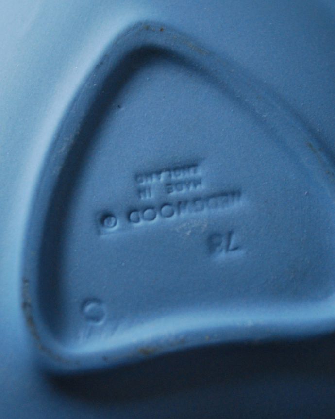 ジャスパーウェア　アンティーク雑貨　ハートモチーフのアンティークのジャスパーウェアトレイ（ブルー）。裏面にはロゴが刻まれています。(x-755-z)
