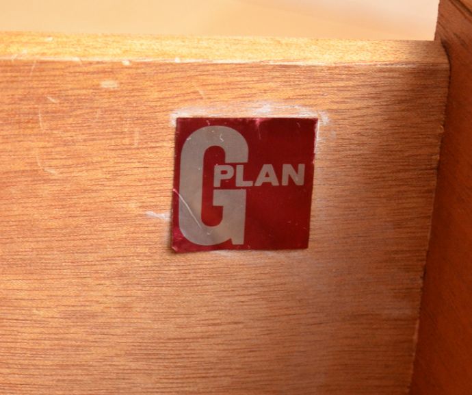 G-PLAN(Gプラン)　アンティーク家具　北欧スタイルのヴィンテージ家具、G-planのグラスキャビネット。「G-PLAN」のロゴステッカーがついています。(x-762-f)
