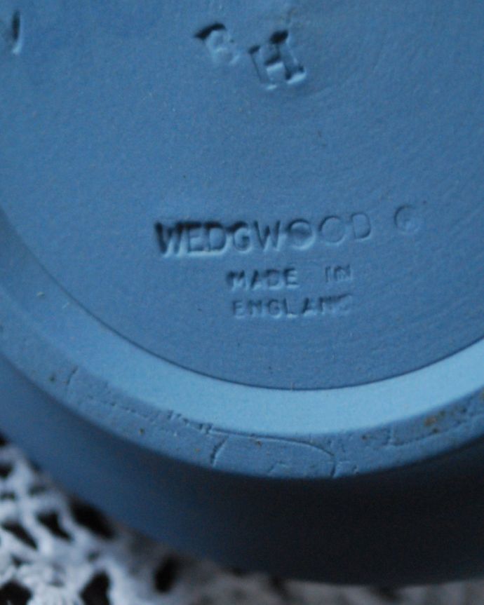 ジャスパーウェア　アンティーク雑貨　レリーフが美しいジャスパーウェアのフラワーベース、アンティーク　ウェッジウッド（ブルー）。裏面にはロゴが刻まれています。(x-762-z)