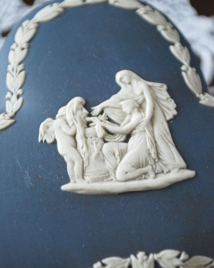 アンティーク 陶磁器の雑貨　アンティーク雑貨　アンティークウェッジウッドのジャスパーウェアのクラブボックス（三つ葉/ポートランドブルー）。古代美術がモチーフになっている模様ぷっくりと浮かび上がる白い模様は、古代ギリシャ・ローマ美術の装飾をモチーフにした繊細で優雅なデザインです。(x-770-z)