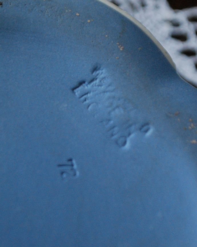 ジャスパーウェア　アンティーク雑貨　アンティークウェッジウッドのジャスパーウェアのフタ付き小物入れ（ブルー）。バックスタンプ入りです。(x-773-z)
