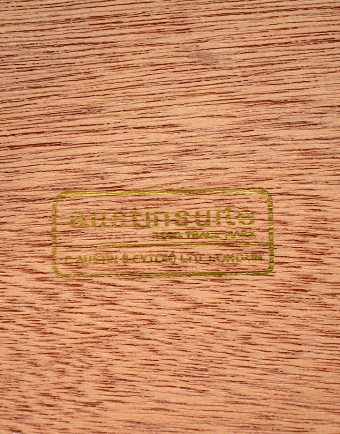 アンティークのドレッサー　アンティーク家具　Austin Suite社製のチーク材のヴィンテージ家具、北欧テイストのカッコいいドレッサー。「AUSTIN SUITE」社の刻印が残っていました。(x-777-f)