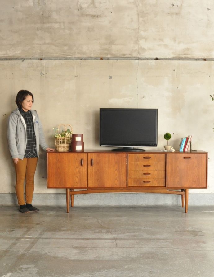 G-PLAN(Gプラン)　アンティーク家具　ヴィンテージの北欧サイドボード、テレビボードに使えると人気のG-planデザイン。スッキリとかっこいいデザインが特徴のサイドボード。(x-778-f)