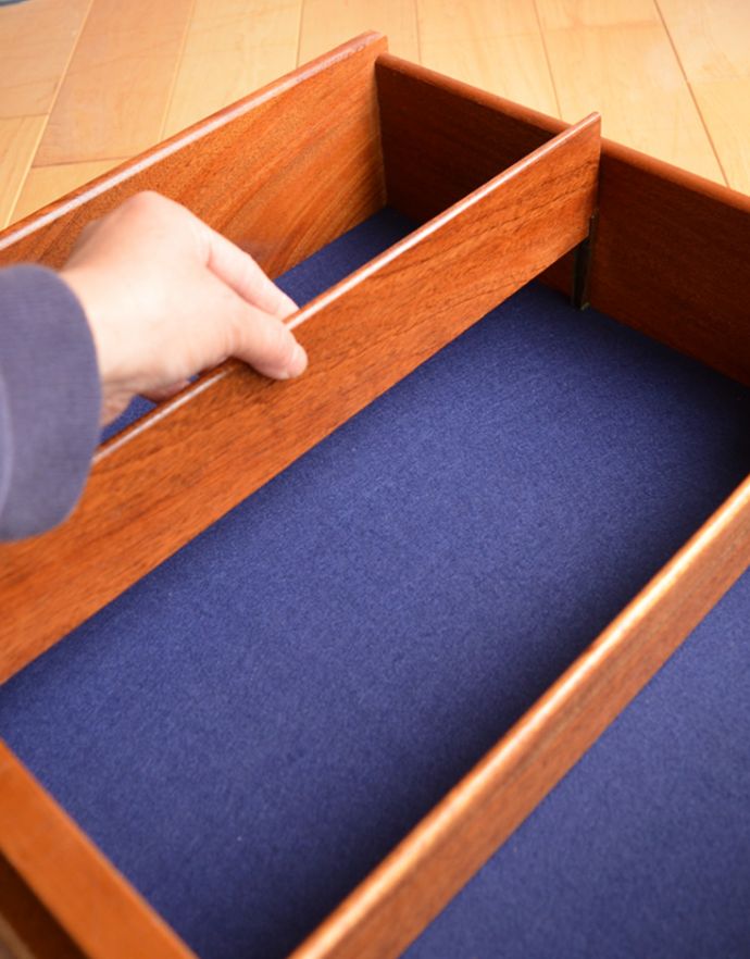 アンティークのキャビネット　アンティーク家具　シンプルなビンテージ家具、コンパクトサイズのサイドボード。仕切り板は可動します。(x-781-f)