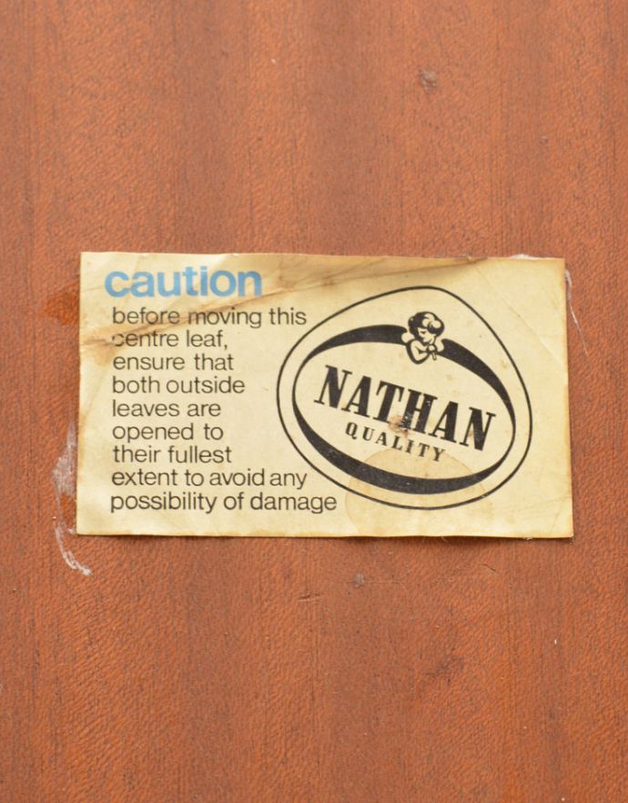 ダイニングテーブル アンティーク　アンティーク家具　ヴィンテージ家具、Nathan（ネイサン）社の伸張式のダイニングテーブル。Nathan社のロゴステッカーが付いています。(x-787-f)