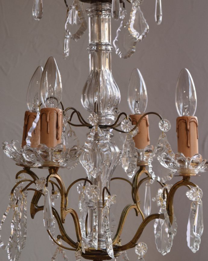 シャンデリア　照明・ライティング　ガラスコラム付きのフランスアンティーク シャンデリア（4灯）（Ｅ17シャンデリア球付）。アンティークだけが持つ魅力もともと蝋燭を置いて使われた燭台。(x-791-z)