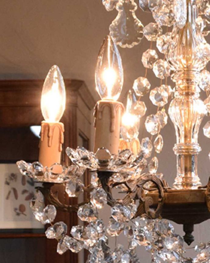 シャンデリア　照明・ライティング　フランス輸入のアンティーク シャンデリア(6灯)（Ｅ17シャンデリア球付）。たっぷり付いたガラスのアクセサリーのゆらめきがロマンチックです。(x-792-z)