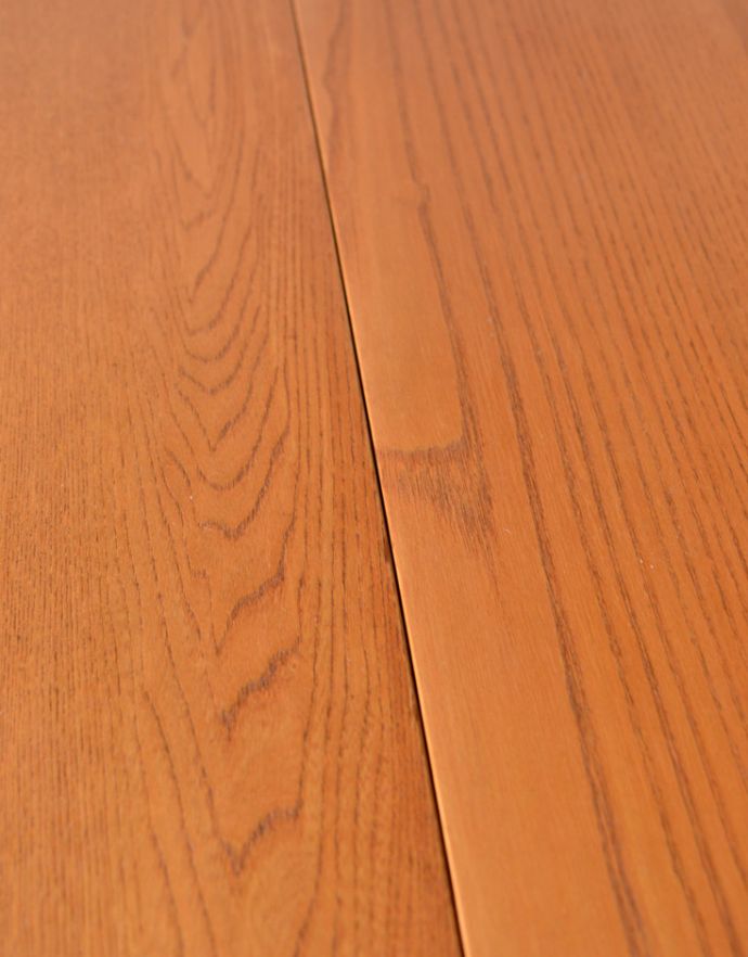 アーコールの家具 アンティーク家具 北欧テイストのアンティーク家具、丸い形のアーコールドロップリーフテーブル(ERCOL)。木目もつなぎ目もとても綺麗です。(x-797-f)