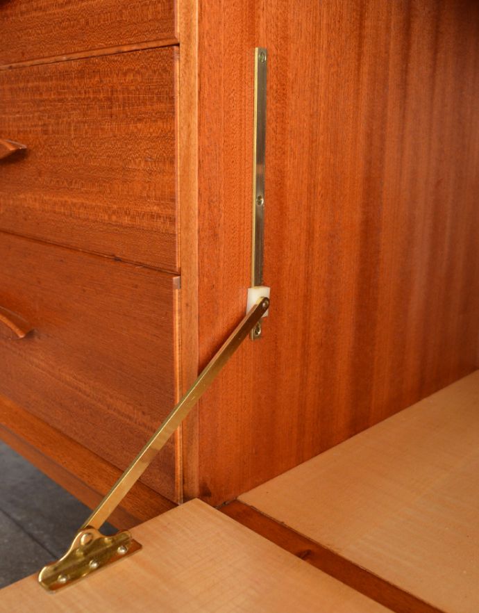 北欧キャビネット　アンティーク家具　シャープなデザインが印象的な北欧スタイルのヴィンテージサイドボード。扉にはキチンとステーがついています。(x-805-f)