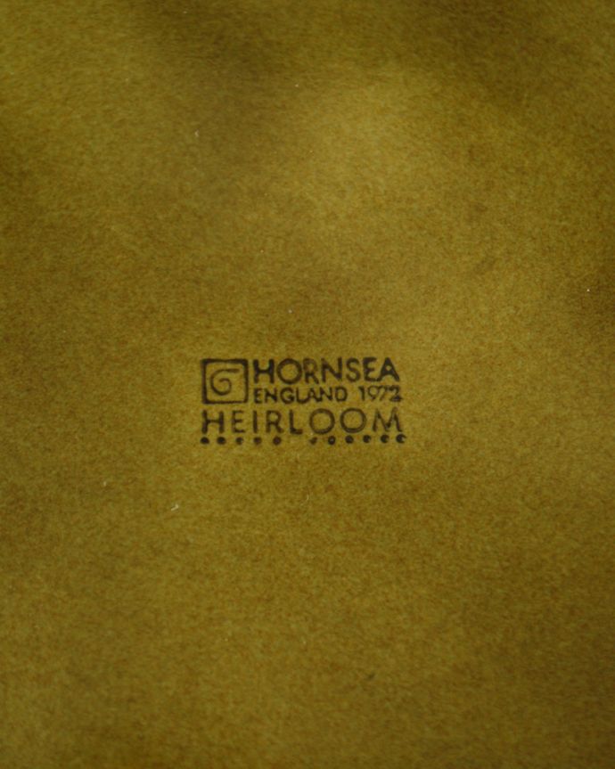 Hornsea（ホーンジー）　アンティーク雑貨　ホーンジー定番のレイクランドグリーン、アンティークのキャニスター（BISCUIT）。メーカーのロゴが付いています。(x-808-z)