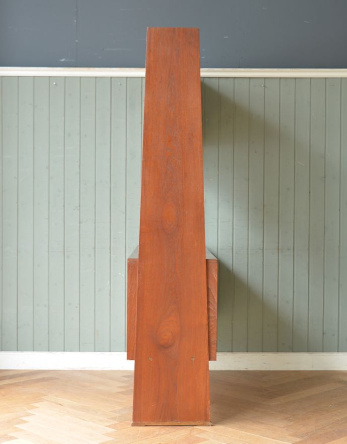 アンティークのキャビネット　アンティーク家具　チーク材を活かしたシンプルなシルエットのヴィンテージブックシェルフ（本棚）。サイドから見てもキレイな状態です。(x-811-f)