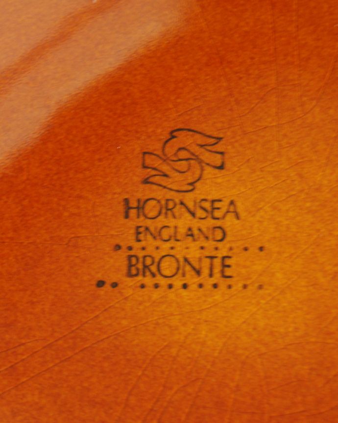 Hornsea（ホーンジー）　アンティーク雑貨　ホーンジー社「ブロンテ」シリーズ、アンティークキャニスター（BISCUIT）。メーカーのロゴが付いています。(x-812-z)
