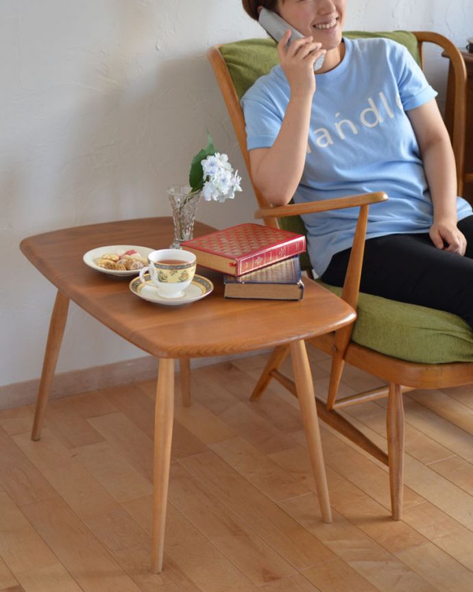アーコールの家具　アンティーク家具　子供部屋でも使えるイギリスのアンティーク家具、アーコールのコーヒーテーブル（サイドテーブル）。。(x-815-f)