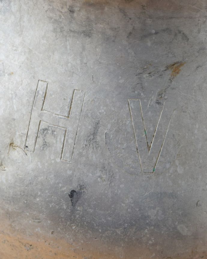 アンティーク 真鍮の雑貨　アンティーク雑貨　お洒落なフランスのアンティーク雑貨、アンティークミルク缶。『HV』と文字が刻まれています。(x-815-z)