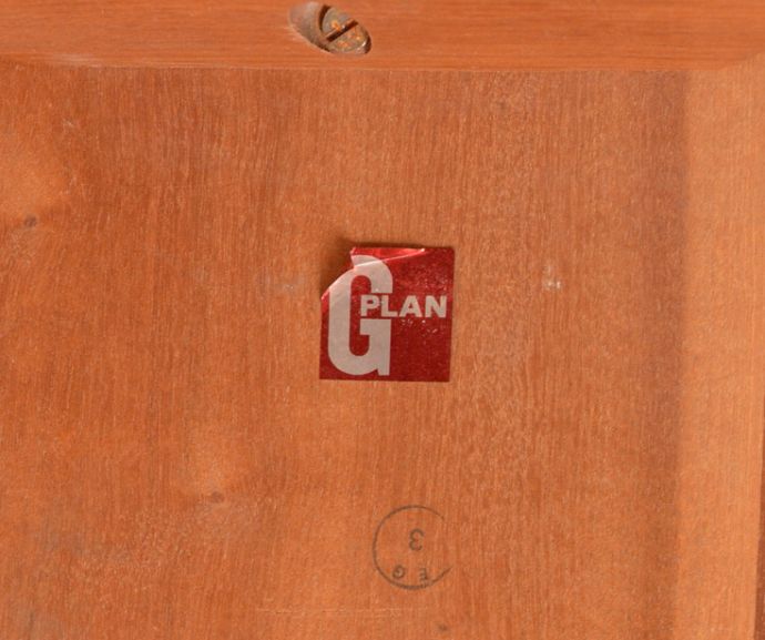 G-PLAN(Gプラン)　アンティーク家具　G-planのカッコいいヴィンテージ家具、北欧スタイルのチーク材センターテーブル。「G-PLAN」のステッカーが残っていました。(x-817-f)