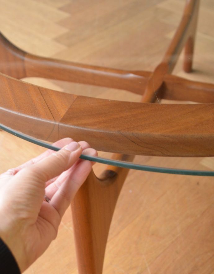 アンティークのテーブル　アンティーク家具　ビンテージのガラス天板コーヒーテーブル、STONEHILLL社製の家具。近づいて見てみると･･･ガラスはとてもキレイです。(x-819-f)