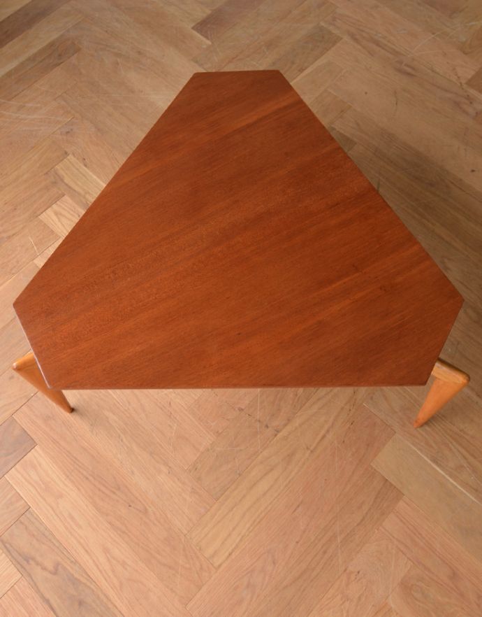 アンティークのテーブル　アンティーク家具　ヴィンテージの北欧インテリア、どこから見てもかっこいいコーヒーテーブル。天板です。(x-820-f)