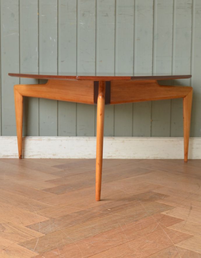アンティークのテーブル　アンティーク家具　ヴィンテージの北欧インテリア、どこから見てもかっこいいコーヒーテーブル。キチンとお直ししてありますので、安定感のある脚です。(x-820-f)