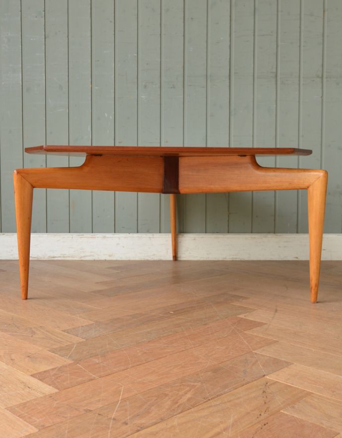 アンティークのテーブル　アンティーク家具　ヴィンテージの北欧インテリア、どこから見てもかっこいいコーヒーテーブル。スリムなのですっきりした印象です。(x-820-f)