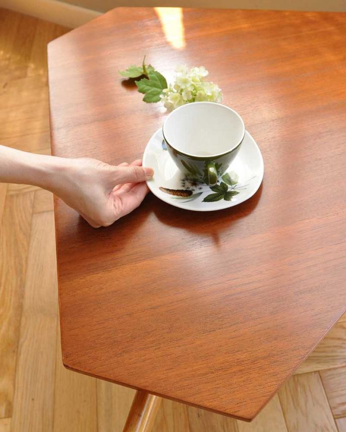 アンティークのテーブル　アンティーク家具　ヴィンテージの北欧インテリア、どこから見てもかっこいいコーヒーテーブル。。(x-820-f)