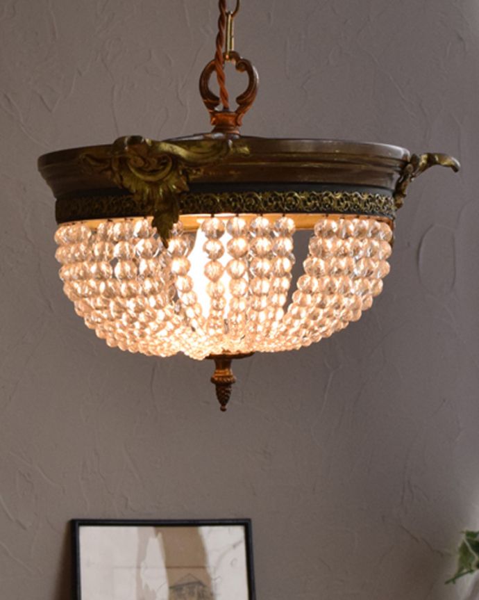 シャンデリア　照明・ライティング　フランス輸入の照明、真鍮×ガラスのアンティークシャンデリア（Ｅ26球）。灯りが灯るとさらにゴージャスな雰囲気になります。(x-821-z)