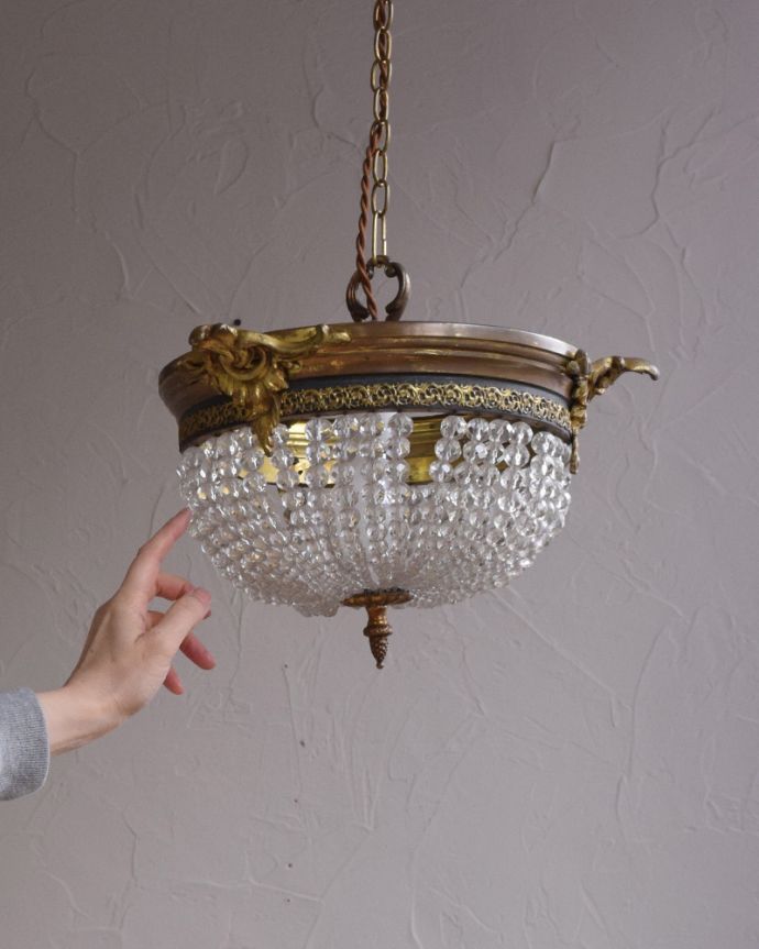シャンデリア　照明・ライティング　フランス輸入の照明、真鍮×ガラスのアンティークシャンデリア（Ｅ26球）。たっぷりガラスパーツが付いた贅沢なデザインです。(x-821-z)