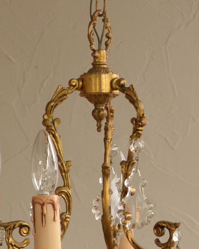 シャンデリア　照明・ライティング　フランスで出会ったアンティーク シャンデリア(6灯)（Ｅ17シャンデリア球付）。たっぷり付いたガラスのアクセサリーのゆらめきがロマンチックです。(x-829-z)