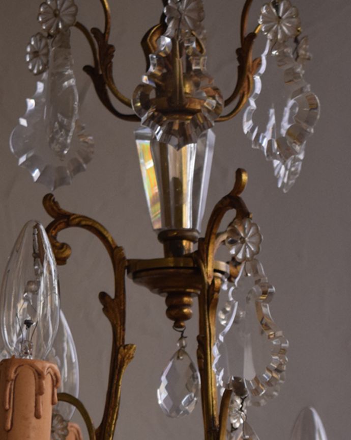 シャンデリア　照明・ライティング　ゴージャスな真鍮製アンティークシャンデリア（6灯）（Ｅ17シャンデリア球付）。。(x-831-z)