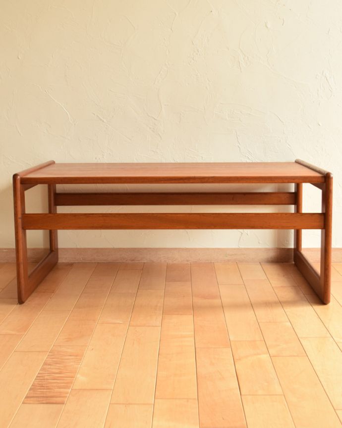 ロイドテーブル　アンティーク家具　ヴィンテージの北欧家具、長方形のコーヒーテーブル。キチンとお直ししてありますので、安定感のある脚です。(x-832-f)