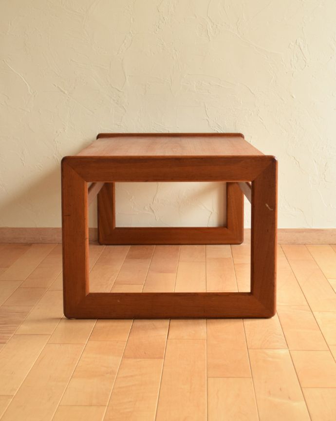 ロイドテーブル　アンティーク家具　ヴィンテージの北欧家具、長方形のコーヒーテーブル。スリムなのですっきりした印象です。(x-832-f)
