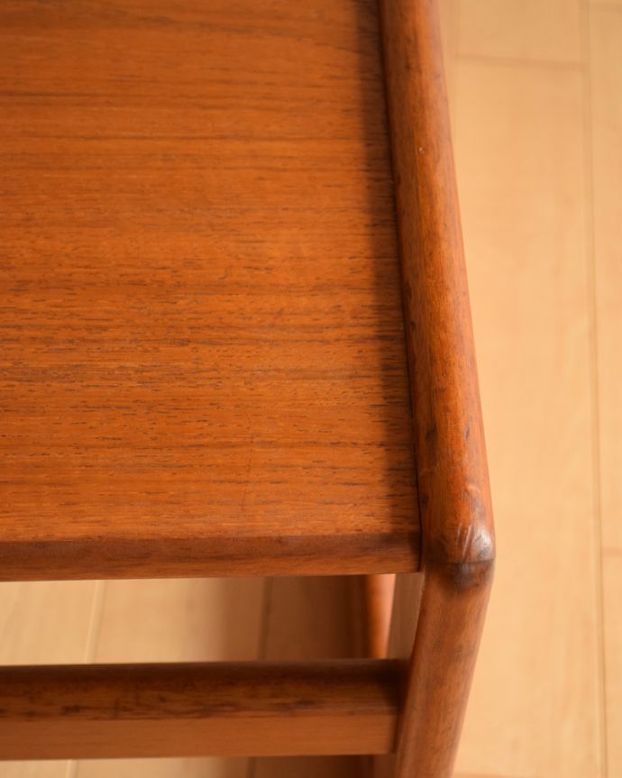 ロイドテーブル　アンティーク家具　ヴィンテージの北欧家具、長方形のコーヒーテーブル。メンテナンスをしっかりしてるので安心してお使い頂けます。(x-832-f)