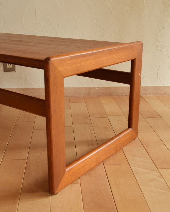 ロイドテーブル　アンティーク家具　ヴィンテージの北欧家具、長方形のコーヒーテーブル。脚先までキレイ！職人のこだわりを感じるかっこいいデザインです。(x-832-f)