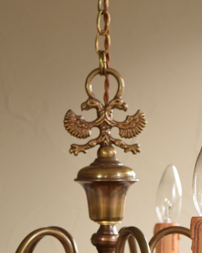 シャンデリア　照明・ライティング　鷲モチーフの英国アンティークシャンデリア（Ｅ17シャンデリア球付）。英国らしい鷲をモチーフにたかっこいいデザインです。(x-836-z)