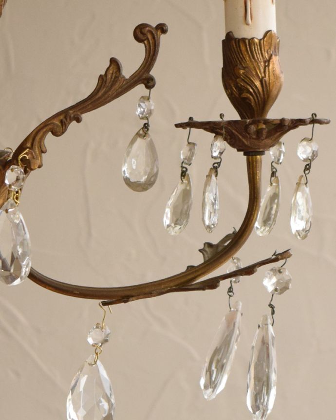 シャンデリア　照明・ライティング　フランスアンティークの植物モチーフの美しい装飾のシャンデリア（Ｅ17シャンデリア球付）。たっぷり付いたガラスのアクセサリーのゆらめきがロマンチックです。(x-837-z)