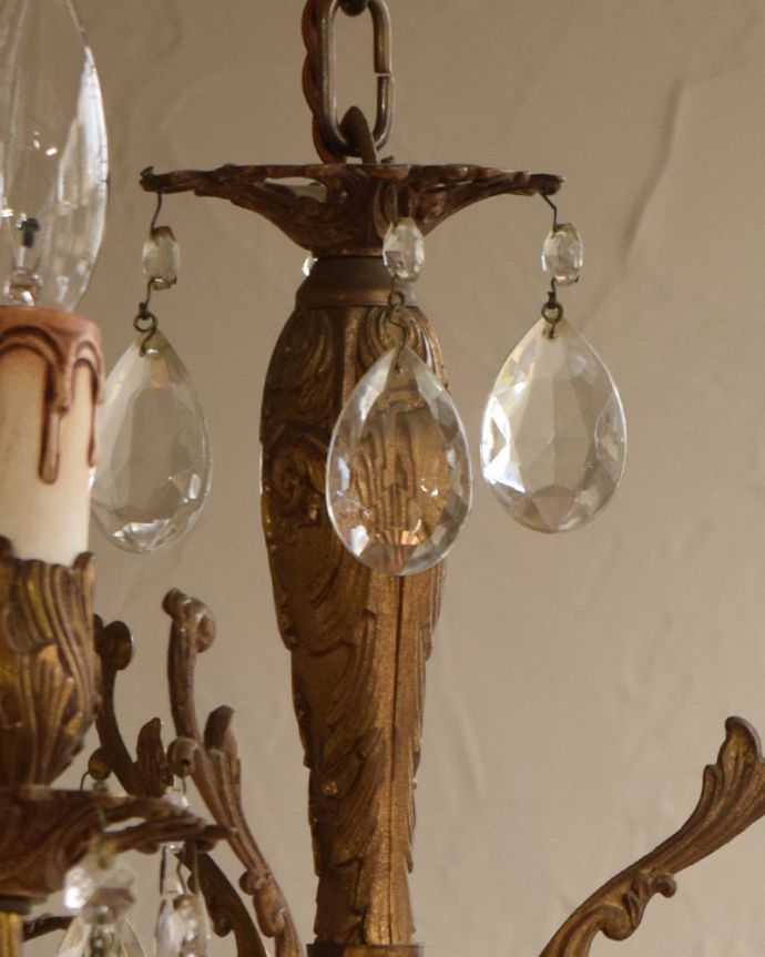 シャンデリア　照明・ライティング　フランスアンティークの植物モチーフの美しい装飾のシャンデリア（Ｅ17シャンデリア球付）。隅々まで真鍮の装飾が美しいデザインです。(x-837-z)