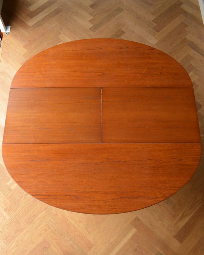 アンティークのテーブル　アンティーク家具　北欧テイストのDANISHのヴィンテージ家具、伸張式のダイニングテーブル。天板もピカピカにお直ししましたやっぱりテーブルは天板が重要。(x-838-f)