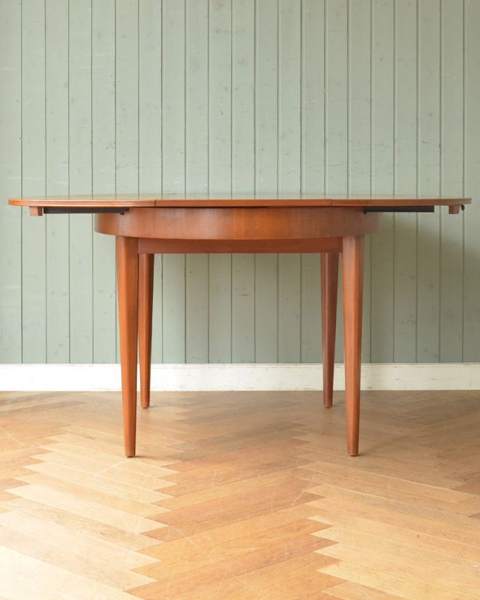 アンティークのテーブル　アンティーク家具　北欧テイストのDANISHのヴィンテージ家具、伸張式のダイニングテーブル。天板を広げると･･･もちろん広げたままの状態でもお使い頂けます。(x-838-f)