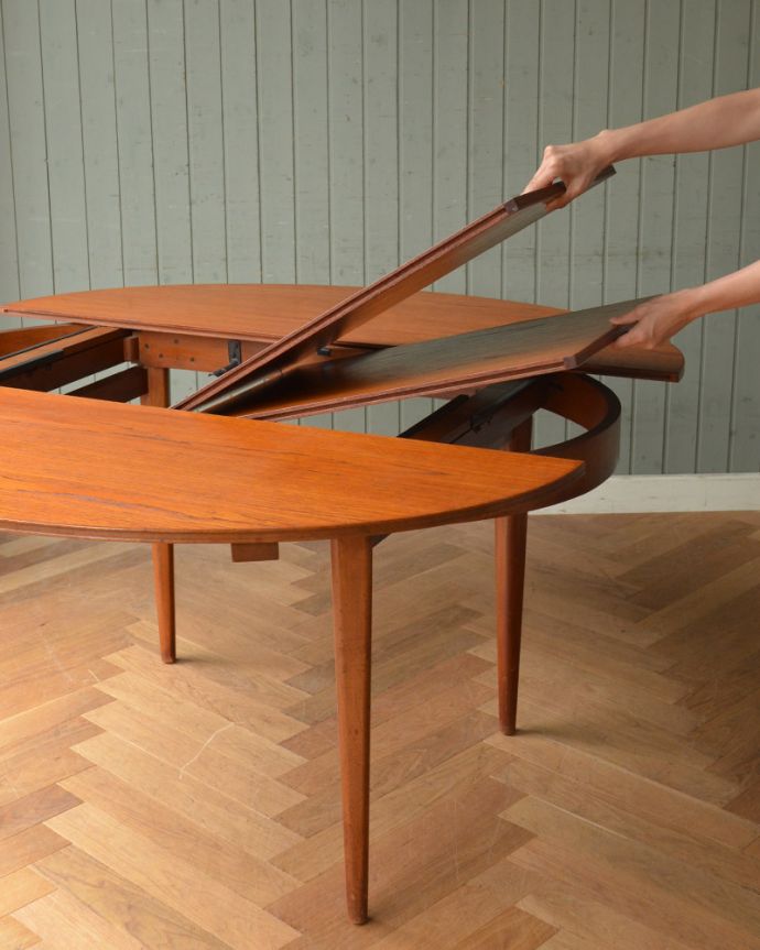 アンティークのテーブル　アンティーク家具　北欧テイストのDANISHのヴィンテージ家具、伸張式のダイニングテーブル。あっという間にサイズ変更OK！天板の真ん中から新しい天板が出てきます。(x-838-f)