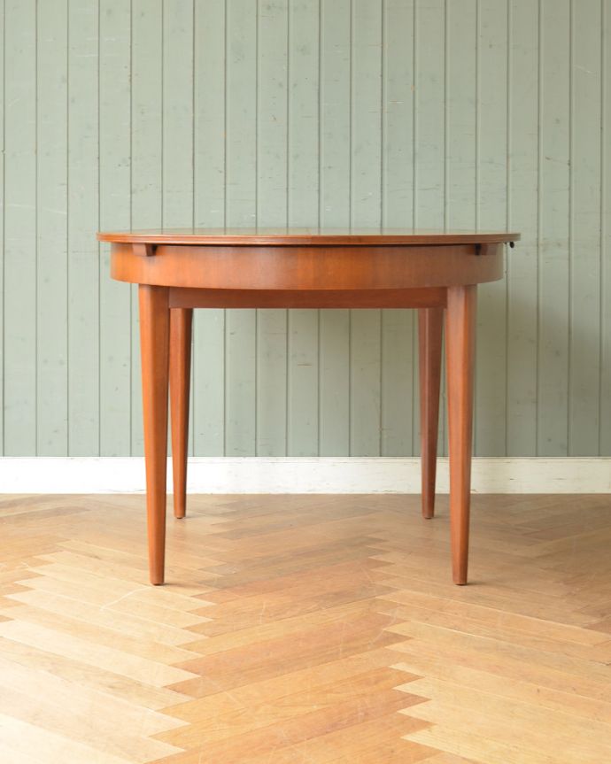 アンティークのテーブル　アンティーク家具　北欧テイストのDANISHのヴィンテージ家具、伸張式のダイニングテーブル。こちら側も、もちろんキレイです。(x-838-f)